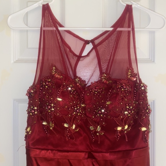 STUNNING Red Gown: Prom dress! - Picture 4 of 6